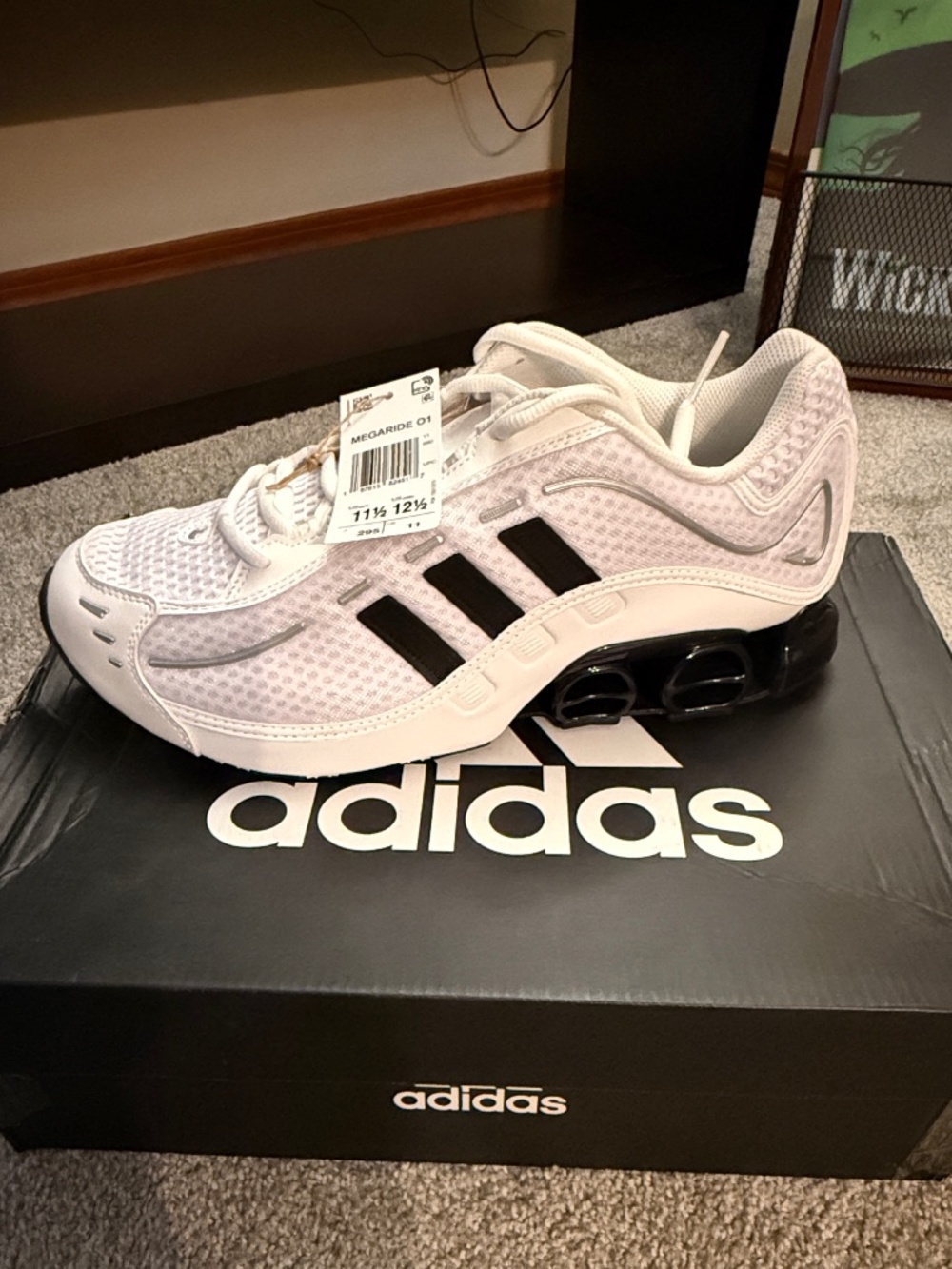 Mens Adidas Megaride 01 tennis shoes - size 11.5